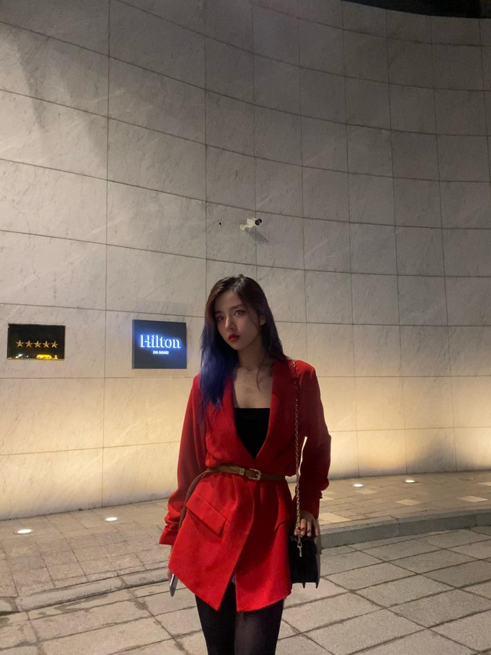 Phan Hằng còn được gọi là "hot girl ảnh thẻ" nổi đình đám trên MXH cách đây khá lâu. Tuy nhiên từ khi nổi tiếng, từ một nữ sinh với vẻ ngây thơ, trong sáng, hiện tại Phan Hằng đã "lột xác" trở nên phong cách, cá tính hơn.