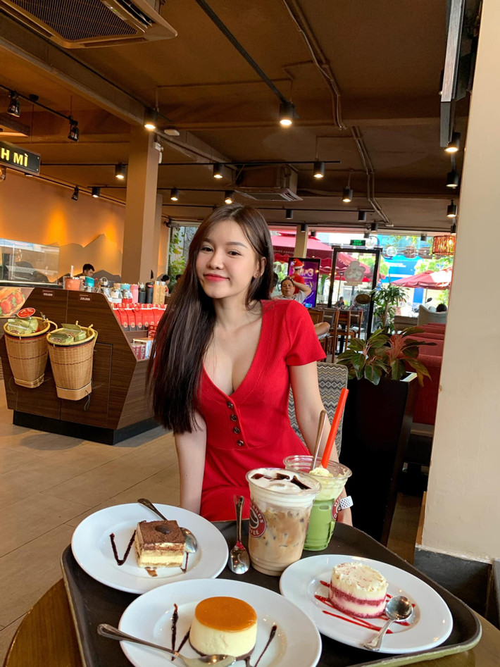 Trên trang cá nhân, bạn gái Văn Lâm thường xuyên chia sẻ tips giảm cân và các bài luyện tập để có được cơ thể đồng hồ cát.