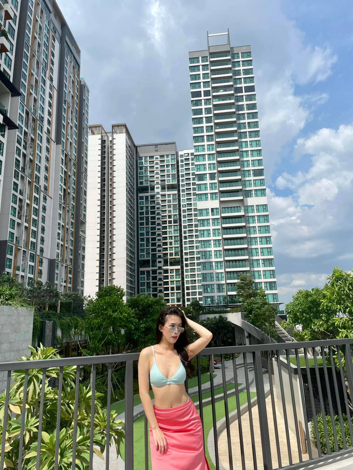 "Hot girl số 1 Sài thành" Ngọc Thảo mới đây đã trở thành mỹ nhân tiếp theo gia nhập đường đua "bikini" khi mới chớm hè. Một lần nữa, vóc dáng của hot girl tuổi 31 được cư dân mạng trầm trồ khen ngợi.
