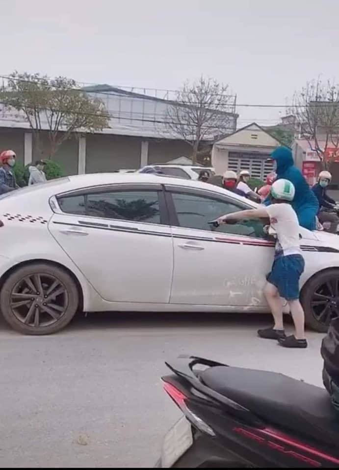 Ngay sau khi đoạn clip được đăng tải, rất nhiều người để lại bình luận tỏ ý bất ngờ trước hành động bất chấp hiểm nguy của chị vợ. Bên cạnh ý kiến chỉ trích "tiểu tam", nhiều cư dân mạng còn cho rằng chị vợ đã quá mất bình tĩnh và cư xử chưa hợp lý, chưa kể có thể gây nguy hiểm cho người đi đường.