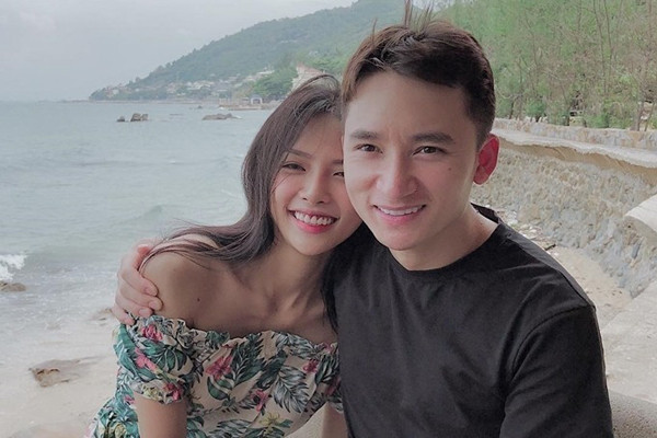 Ca sĩ Phan Mạnh Quỳnh và bạn gái kém 4 tuổi là hot girl Huỳnh Khánh Vy đã chính thức nên duyên vợ chồng, đám cưới của cặp đôi được tổ chức tại quảng trường ở Nghệ An.