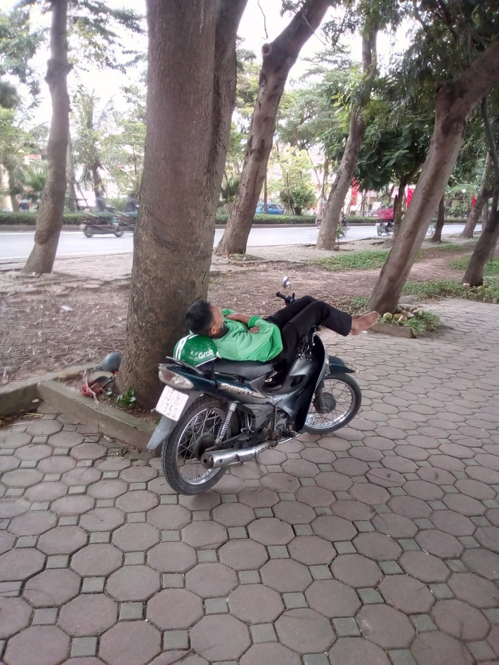 Ngủ chiếm tới 1/3 đời người, với giấc ngủ trưa không phải ai cũng được về nhà hoặc nằm đàng hoàng trên giường do hoàn cảnh công việc. Ảnh: CTV