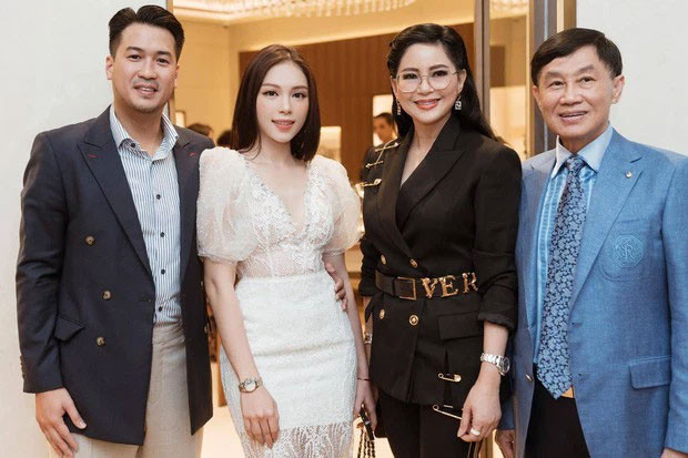 Linh Rin cũng khá được lòng gia đình bạn trai khi thường xuyên được nhà tỉ phú Johnathan Hạnh Nguyễn tặng quà, hỏi thăm sức khỏe.