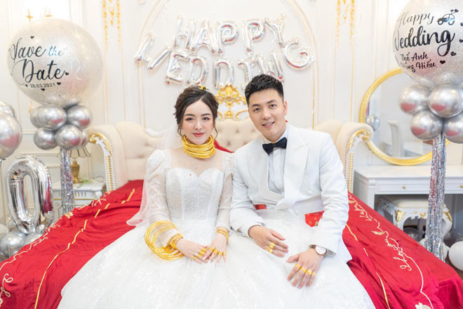 Hồng Hiếu và chồng hơn 4 tuổi quen nhau từ khi cô còn học mẫu giáo. Sau này khi trưởng thành họ bắt đầu liên lạc lại, trở thành người yêu và có cái kết đẹp như hiện tại.