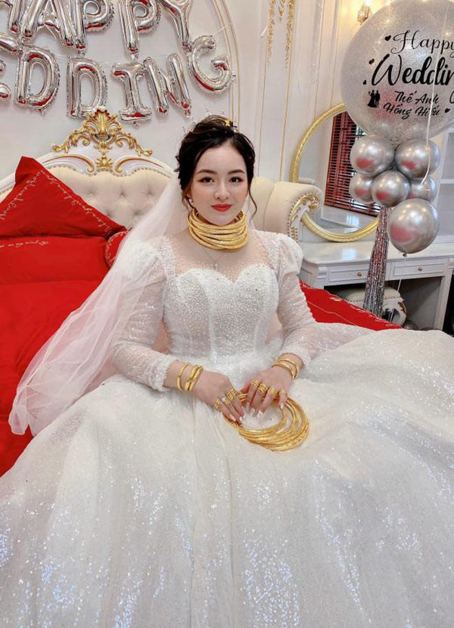 Thời gian qua, cư dân mạng trầm trồ trước hình ảnh cô dâu đeo vàng trĩu cổ trong ngày cưới. Theo tìm hiểu được biết, cô dâu gây sốt MXH này là Ngô Hồng Hiếu (sinh năm 1998, quê Lạng Sơn), hiện sống và học tập tại Hà Nội.