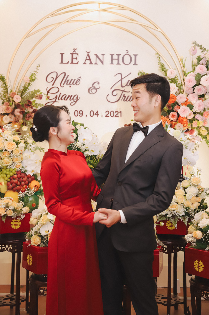 Một tuần kể từ sau ngày diễn ra lễ ăn hỏi, những hình ảnh mới nhất của cặp đôi Xuân Trường và Nhuệ Giang mới xuất hiện trên MXH gây chú ý đến người hâm mộ.