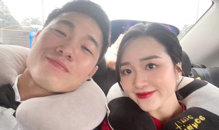 Vợ sắp cưới của Xuân Trường là cô gái mới gia nhập dàn WAG mới đây. Được biết cặp đôi đã hẹn hò từ năm 2015 nhưng đến năm 2019 mới công khai khi nàng WAG vướng lùm xùm không đáng có với người hâm mộ nam cầu thủ.