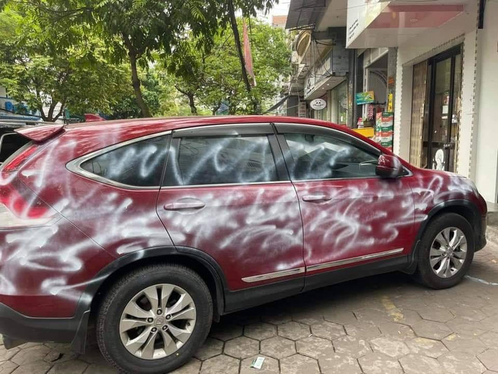 "Thay vì tự sơn bác nên đăng bài lên vài hội nhóm để cho "con zời" đến xử lý hộ, thì có bắt đền vào mắt", "ra mua cuốn băng keo dính, dính quanh xe luôn cho bõ bực",...nhiều dân mạng nhanh chóng hiến kế cho chủ nhà để trừng trị tài xế thay vì xịt sơn lên xe. Ảnh: Quốc Bình, Oanh Lê/ OFFB