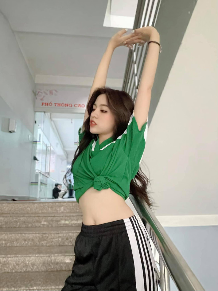 Phải công nhận rằng, Thanh Tâm thực sự khác xa những hình ảnh trước đây. Có thể bằng thủ thuật trang điểm, nàng hot girl đã che đi sống mũi to và gương mặt cũng thanh thoát hơn hẳn.