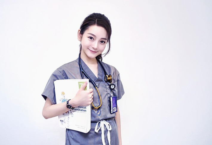 Nữ bác sĩ xinh đẹp này đã tốt nghiệp tại Uninversity of Sydney và hiện đang công tác tại bệnh viện thuộc một trường ĐH ở Đài Loan.