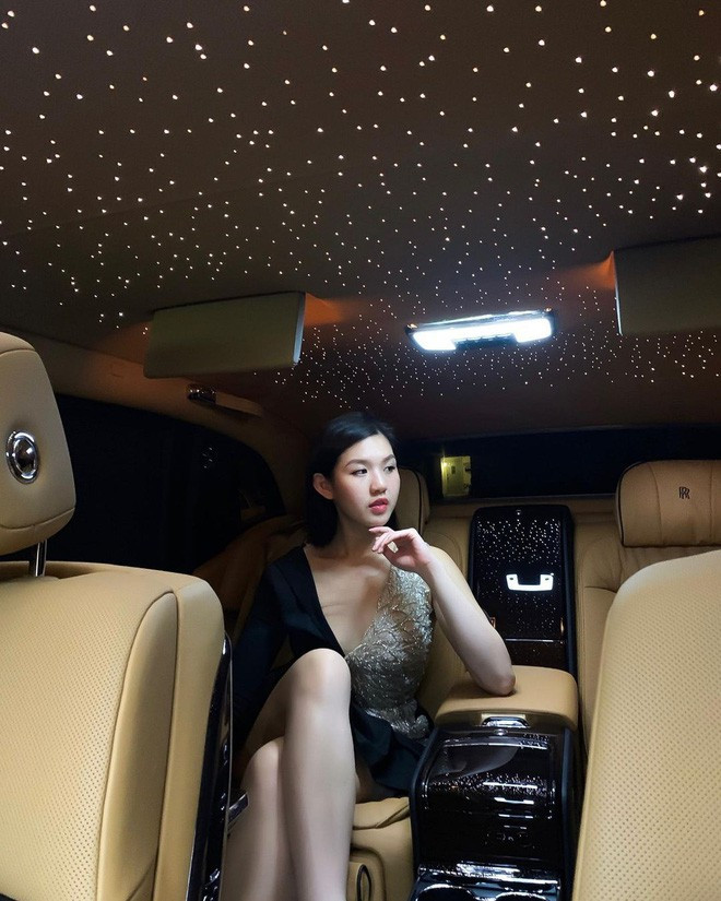 Mặc dù là bà mẹ một con nhưng tiểu thư nhà giàu này luôn gây ấn tượng với đẳng cấp chịu chơi cực đỉnh, nhan sắc cũng thuộc hàng cực phẩm.