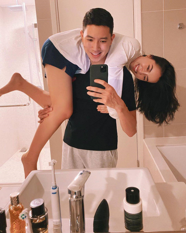 Quang Đạt có chuyện tình "siêu cấp đáng yêu" với nữ blogger xinh đẹp Lê Hà Trúc. Cả hai đã có thời gian dài bên nhau và luôn khiến fan "phát hờn" với những khoảnh khắc ngọt ngào, dễ thương.