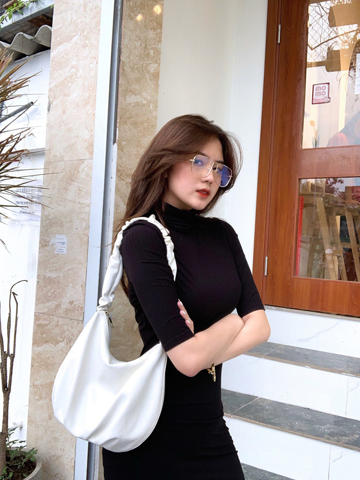 Bạn gái Thành Chung không đóng khung theo một phong cách thời trang cố định. Cô luôn thay đổi để làm mới mình.