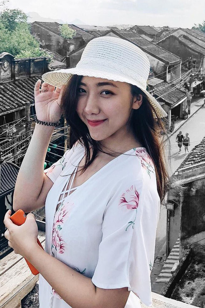 Sau khi sinh đứa con đầu lòng, Huỳnh Mi đã có màn "tái xuất" ấn tượng khiến hội chị em trầm trồ bởi cô nàng gây thương nhớ với nụ cười rạng rỡ, khuôn mặt thon gọn chuẩn V-line cùng làn da trắng không tỳ vết.
