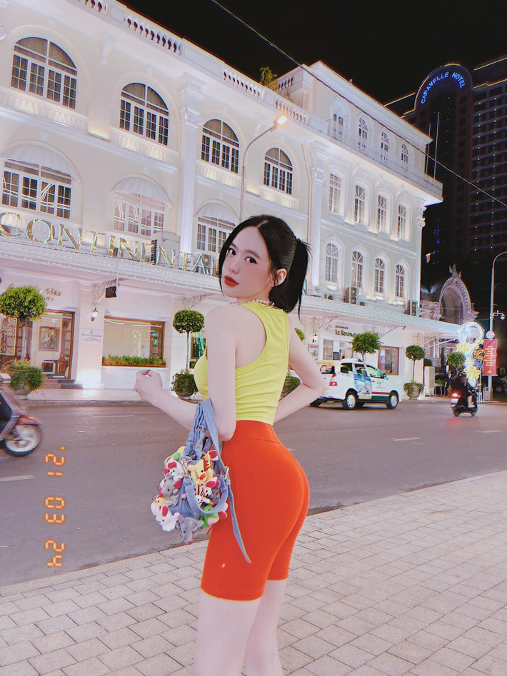 Hot girl Vân Tiny hay chọn những trang phục như váy ôm, áo crop top hay áo hai dây để khoe vòng 1, vòng 3 căng đầy với eo con kiến.