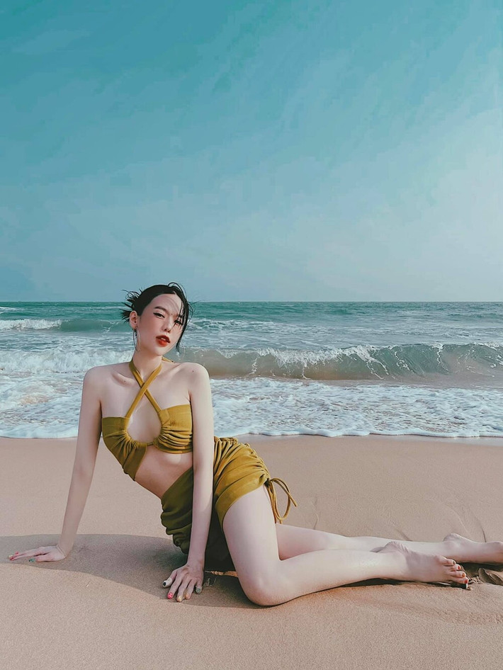 Hot girl Vân Tiny tự tin tạo những kiểu ảnh chụp với bikini thiết kế như quả dưa hấu.
