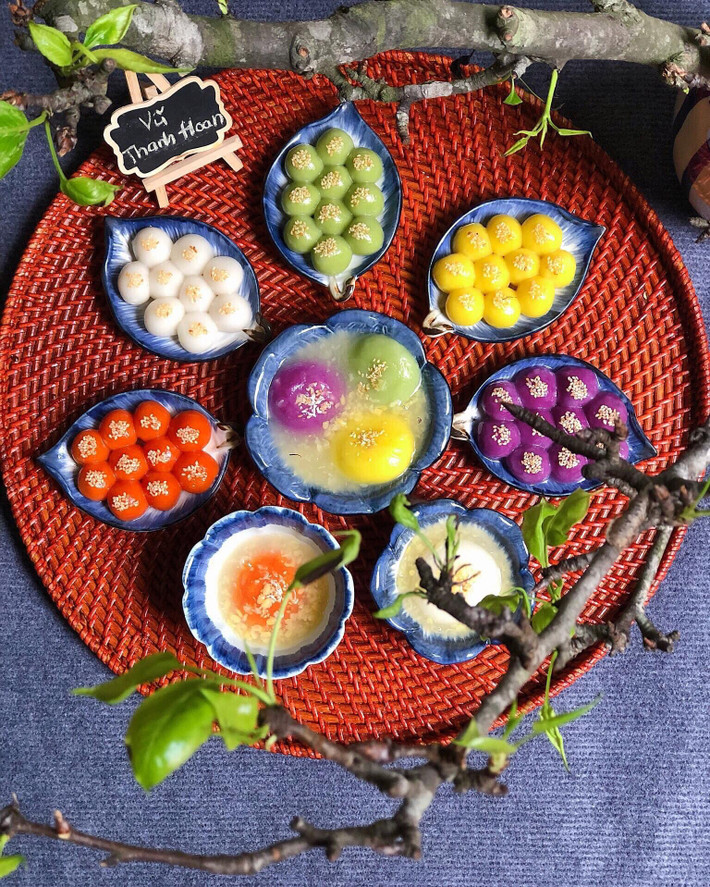 Hàng năm vào ngày Tết Hàn thực (3/3 âm lịch), người Việt thường làm bánh trôi, bánh chay để cúng tổ tiên. Dịp này, các chị em đua nhau khoe những mâm bánh ngon và đẹp mắt, thể hiện tài năng nữ công gia chánh của mình. Ảnh: Vũ Thanh Hoan