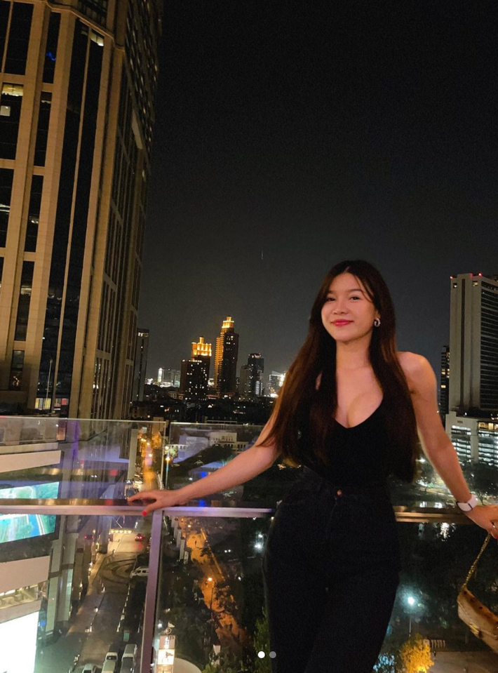 Không chỉ sở hữu gương mặt xinh đẹp, Yến Xuân còn có body nóng bỏng với ba vòng chuẩn chỉ. Hiện tại, cô nàng đang làm HLV gym.