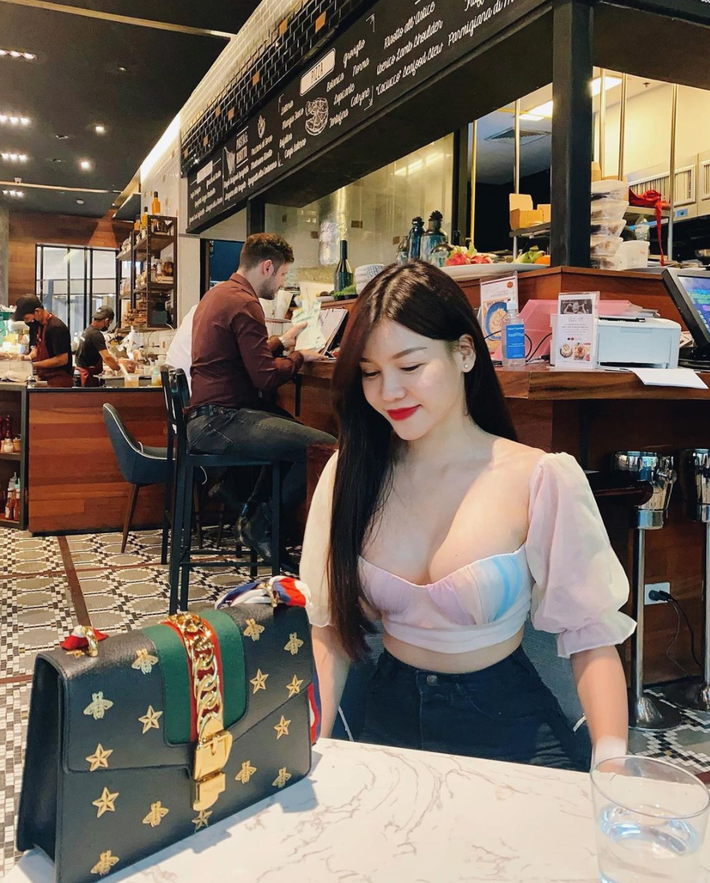 Nàng WAG thường xuyên check-in phòng tập, khoe thân hình gợi cảm khó ai sánh bằng.
