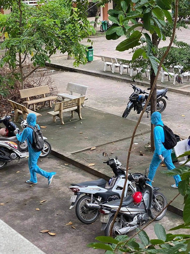 Ý thức bảo vệ bản thân trong tình hình dịch bệnh đã xuất hiện từ lâu ở một số bạn trẻ, trước đó là hình ảnh cực hài hước của 2 nam sinh đến từ trường Đại học Giao thông Vận tải. Vì lo ngại cho sức khỏe bản thân nên bên cạnh việc đeo khẩu trang, 2 anh chàng này còn mặc đồ bảo hộ kín mít từ đầu đến chân đến trường học.