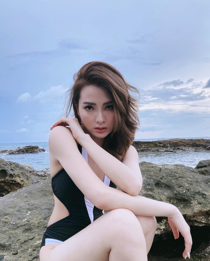 Dù lúc nào cũng nhận là mình "ngực lép" nhưng có thể thấy, Mù Tạt sở hữu thân hình thon gọn, săn chắc và rất quyến rũ.