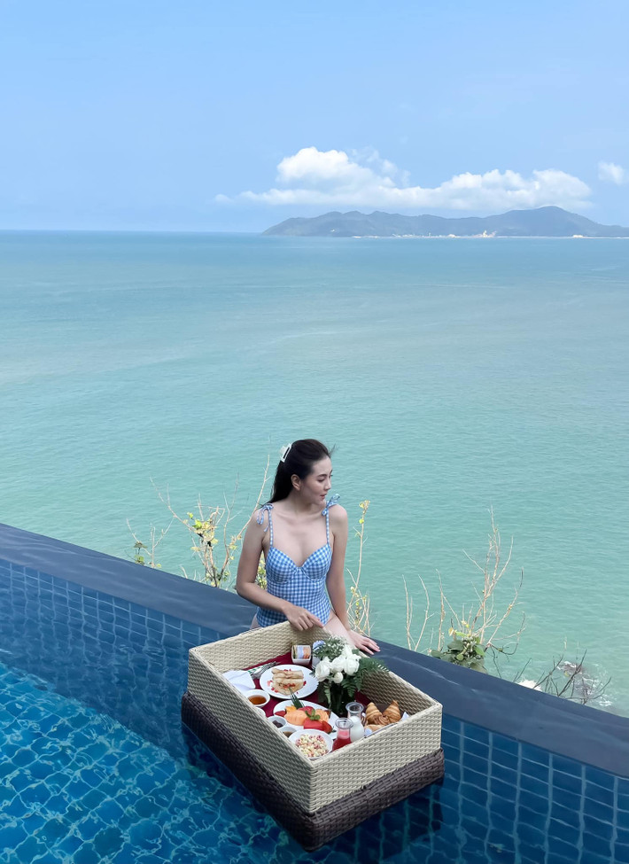 Dù mặc bộ đồ bơi kín đáo nhưng Mai Ngọc vẫn khoe được hình thể quyến rũ, cuốn hút.