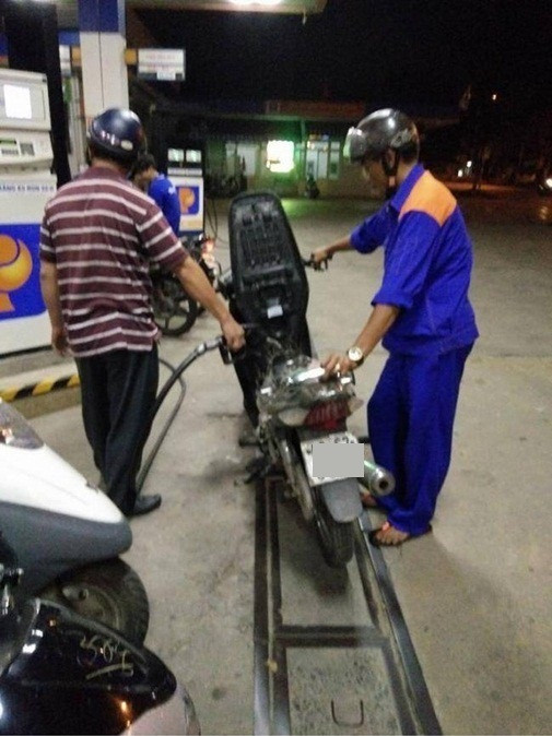 Khi vị trí bị đảo lộn giữa người người đổ xăng và khách mua hàng. Ảnh: Tổng hợp