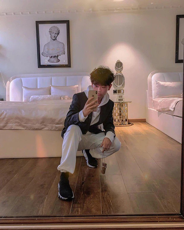 Đi kèm với hình ảnh chụp màn hình tin nhắn, Gia Kỳ còn đính kèm thêm caption: "Trời ơi. Đi ăn tối nhẹ nhẹ thôi mà 'bay' mất gần 17 triệu".Dù chỉ mới 16 tuổi thôi nhưng độ chi tiêu của Gia Kỳ thời gian gần đây khiến ai cũng choáng ngợp.