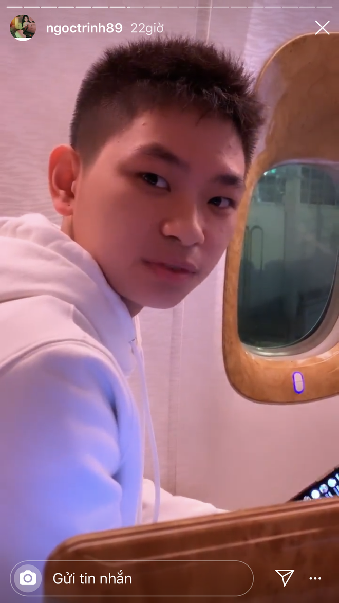 Ngoài ra, cậu bạn 16 tuổi còn cho biết thời điểm đó vì chưa kịp xin visa Dubai nên bay đi châu Âu luôn. Vậy nên chỉ quá cảnh ở Dubai để gặp chị Trinh trên máy bay.