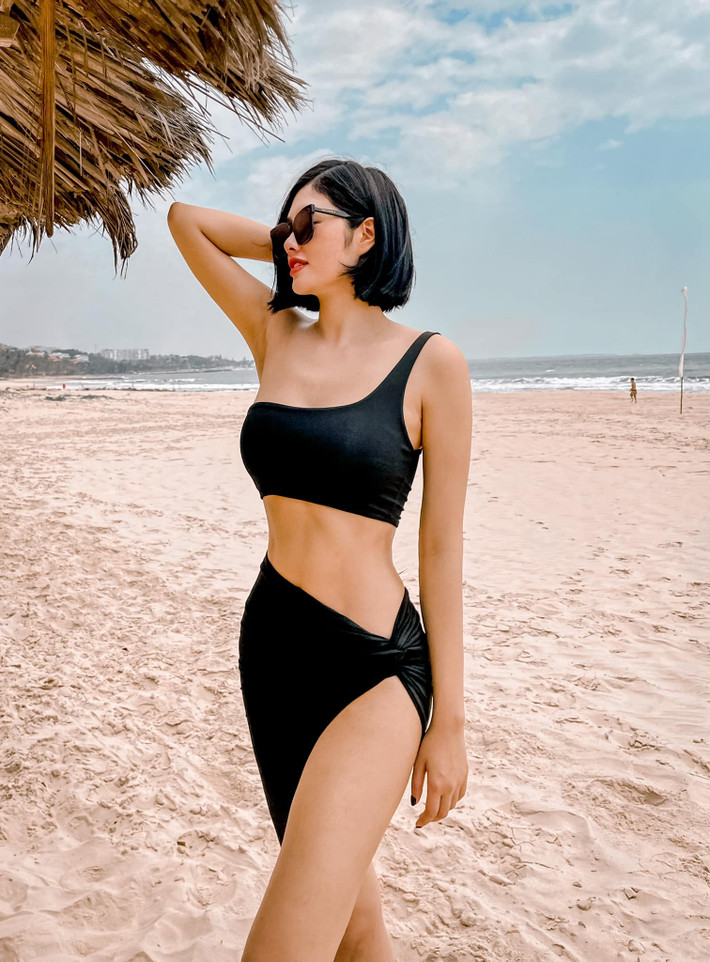 Cô là một trong những hot girl RMIT quen mặt trong giới trẻ. Chiều cao khủng 1,84m, body săn chắc và gương mặt chuẩn đẹp Á đông chính là những điểm nhấn ấn tượng trên cơ thể của Huỳnh Tiên.