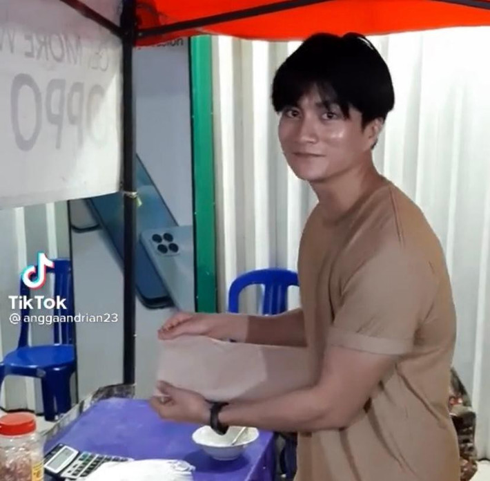 Andrianto là người bán nasi kuning (món cơm thơm của Indonesia được nấu với nước cốt dừa và bột nghệ) tại một quán vỉa hè ở thành phố Samarinda.