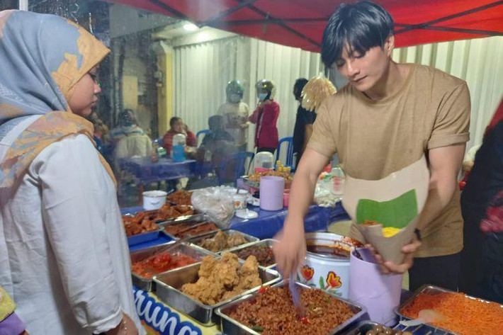Những ngày vừa qua, một chàng trai Indonesia có tên Doddy Angga Andrianto, sinh năm 1993 bất ngờ nổi tiếng khi được ví là bản sao của nam diễn viên nổi tiếng Hàn Quốc Lee Min Ho.