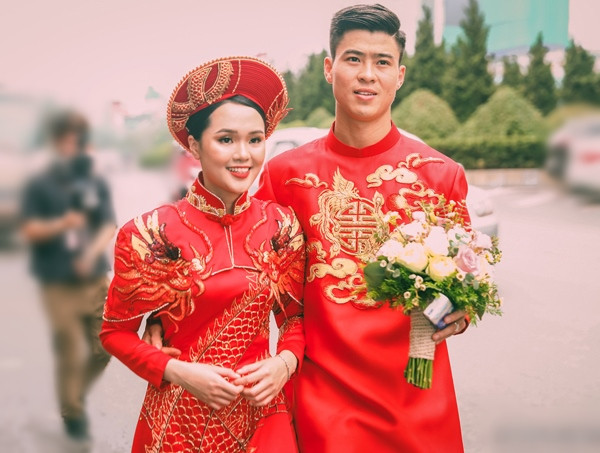 Thời điểm đó đã có nhiều ý kiến trái chiều xoay quanh bộ trang phục và cách make up của Quỳnh Anh, có người cho rằng bộ áo dài đỏ được đầu tư kỹ lưỡng gần như đã khiến cô nàng có phần già hơn so với tuổi thật.