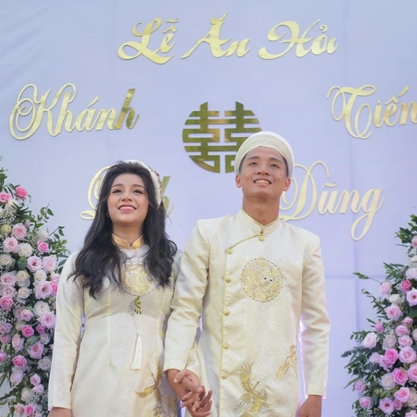 Trung vệ Hà Tĩnh và bạn gái xinh đẹp cùng mặc áo dài trắng, họa tiết truyền thống trong ngày vui. Cặp đôi còn đội mấn ăn ý, liên tục thể hiện tình cảm mặn nồng khiến ai cũng ngưỡng mộ.