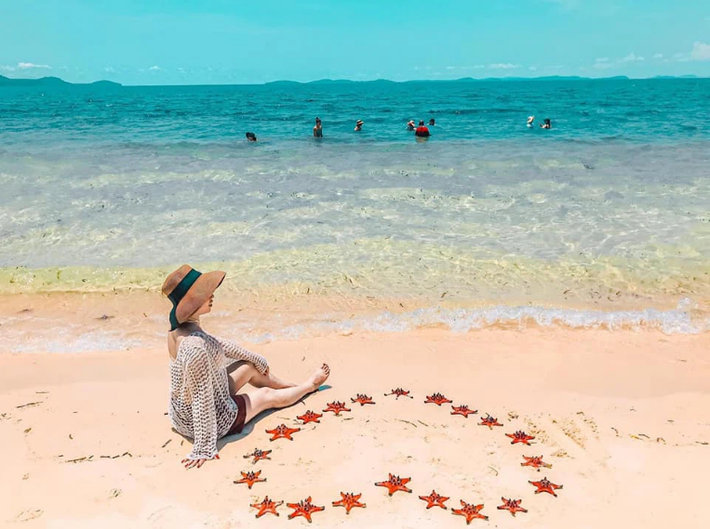 Làng chài hoang sơ này còn được mệnh danh là “vương quốc sao biển” vì tháng 4 hàng năm có hàng trăm đàn sao biển kéo đến sát bờ, nước trong vắt nên nhiều du khách đã tận dụng điều đó để có được những hình ảnh "sống ảo" cực đẹp.