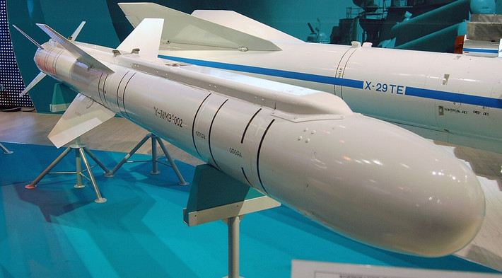Các dòng tên lửa/bom lượn Grom-E1/E2 có thể trang bị cho máy bay ném bom tiền tuyến Su-34, tiêm kích đa năng Su-35 và cả chiến đấu cơ tàng hình Su-57 thế hệ thứ năm.