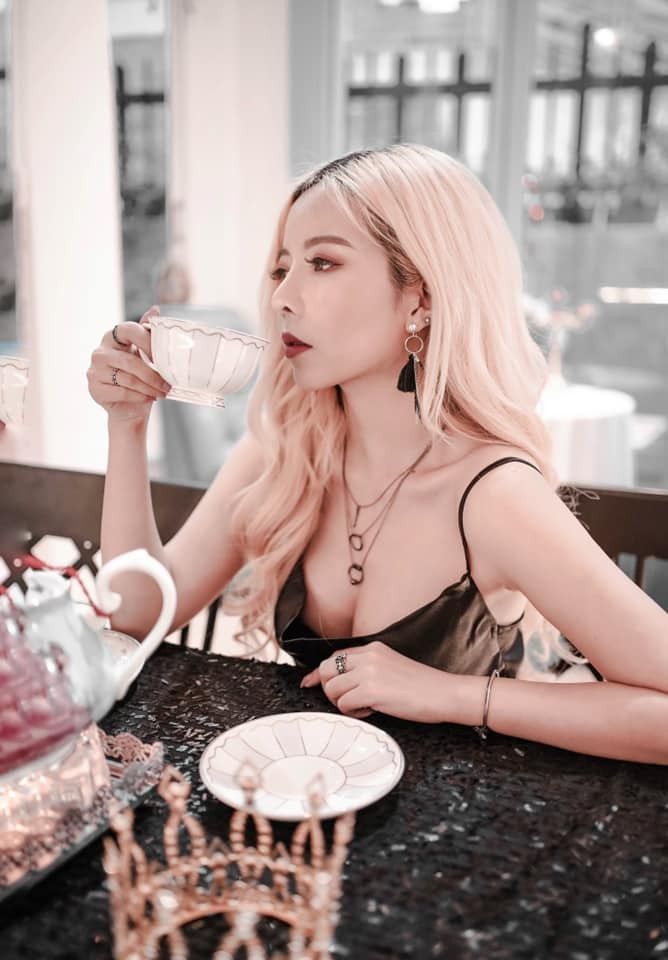 Cô nàng sở hữu gu ăn mặc không chê vào đâu được.