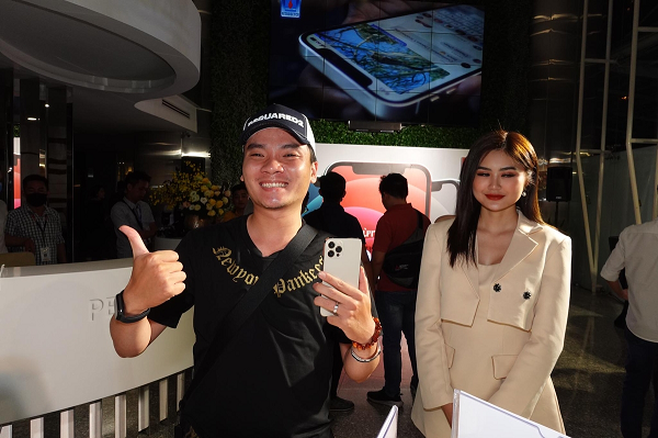 Vị khách này đã xếp hàng từ 5h chiều để trở thành người đầu tiên nhận iPhone 12 Pro Max chính hãng ở một cửa hàng di động.