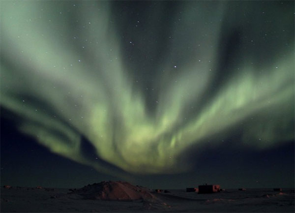 Theo Alaska.org, Mặt trời đã lặn vào ngày 18/11/2020. Sau 67 ngày trong bóng tối, thị trấn Utqiaġvik sẽ có bình minh vào ngày 23/1/2021, 3 ngày sau khi Mỹ chính thức có tổng thống mới.
