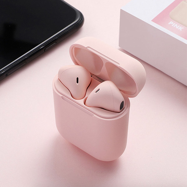 Cùng với sự bất tiền từ tay nghe có dây và sự cải tiến không ngừng nghỉ của công nghệ và các ông lớn nhằm mang đến sự tiện dụng nhất và mới lạ nhất dành cho các khách hàng của mình. Dự đoán trong tương lai, tai nghe không dây cũng sẽ như những công nghệ máy tính bảng, vân tay điện thoại… sẽ dần trở nên phổ biến và không còn xa lạ gì với chúng ta.