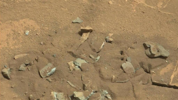 Vào 14/8/2014, xe tự hành Curiosity của NASA đã gửi về Trái Đất một số hình ảnh chụp cận cảnh bề mặt sao Hỏa. Trong số các hình ảnh được NASA đăng tải, ảnh chụp một vật thể kỳ lạ có hình dạng giống như một khúc xương người nhô ra từ lớp cát trên bề mặt Sao Hỏa đã lập tức thu hút được sự chú ý.
