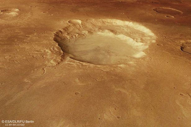 “Siêu núi lửa” này được đặt tên là Siloe Patera, có miệng rộng khoảng 40km x 30km và điểm sâu nhất của nó nằm cách mặt đất 1.750m.