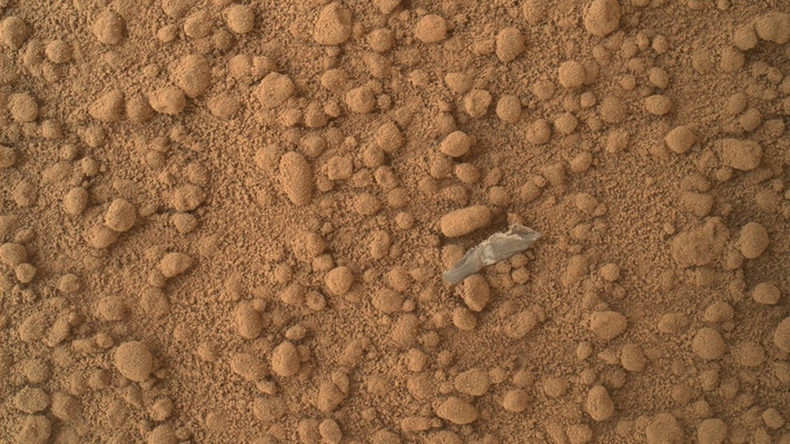 Curiosity phát hiện mẩu nhựa trên bề mặt. Sau khi xem xét, nhóm dự án tại NASA kết luận đây là mảnh nhựa từ chính tàu tự hành.