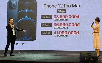 Do nguồn hàng xách tay khan hiếm, cộng với vệc giá máy chính hãng lại không quá cao nên năm nay thị trường hàng iPhone chính hãng trở nên xôi động hơn bao giờ hết.