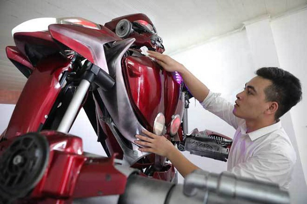 “Xin chào các bạn! Tôi là Robot One. Tôi đến từ Việt Nam. Tôi được thiết kế và sáng chế bởi nhóm Robot Bank. Tôi là phiên bản đầu tiên được chế tạo từ các vật liệu tái chế”, đó là thông tin được Robot One nói sau khi được bật.