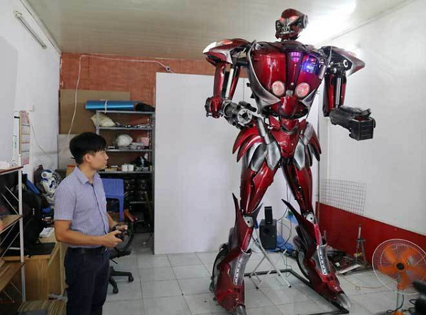Sau quá trình làm việc vất vả, một chú robot khổng lồ của dự án Robot Bank đã ra đời với cái tên Robot One. Chú robot này nặng hơn 100kg, cao khoảng 3m, sải rộng cánh tay có thể lên tới 2m, có thể xoay chuyển được thân trên và đặc biệt, được lập trình để tự giới thiệu bản thân.