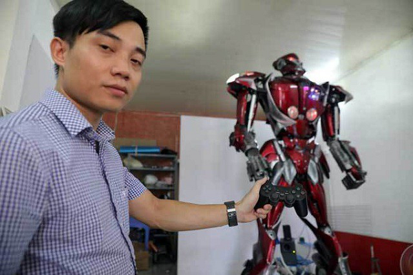 Trước đó cũng có nhiều dự án phát triển robot phục vụ cho cuộc sống của con người được phát triển bởi người Việt. Dự án robot làm từ rác thải, nhóm bạn Robot Bank đã tạo cảm hứng cho nhiều bạn trẻ trong việc chung tay bảo vệ môi trường.