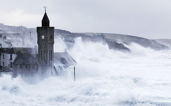 Một cơn bão ở thị trấn ven biển Porthleven, hạt Cornwall, Anh.
