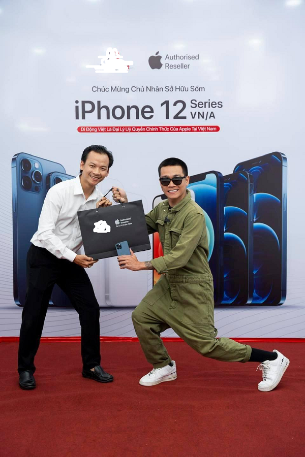 Anh chàng đã nhanh tay sở hữu ngay một chiếc iPhone 12 Pro Max khi vừa được mở bán tại Việt Nam.