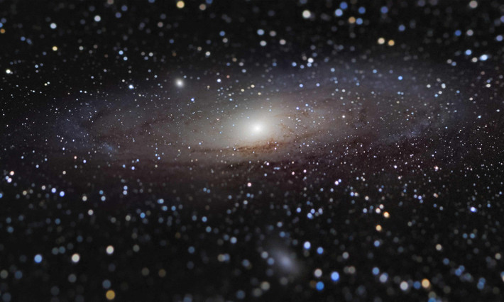 Bức ảnh "Thiên hà Tiên nữ trong tay" của nhiếp ảnh gia Nicolas Lefaudeux (Pháp). Thiên hà Tiên nữ (Andromeda) thường ở rất xa so với Trái đất, nhưng bức ảnh này giúp người xem có cảm giác thiên hà như ở ngay trước mặt.